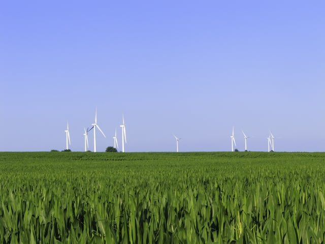 Wind turbines with gearboxes